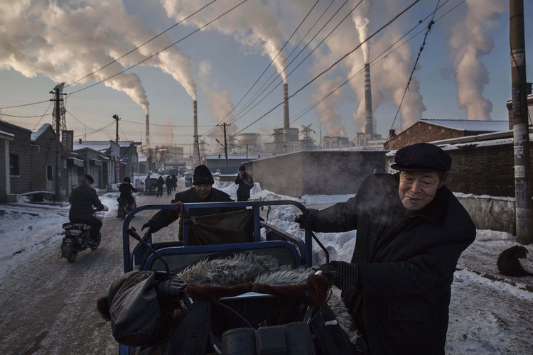 Historia silnej zależności chińskiego przemysłu od węgla. Uzyskiwana w ten sposób energia nie jest jednak korzystna dla środowiska; Państwo Środka odpowiada za generowanie prawie jednej trzeciej światowej emisji dwutlenku węgla, głównej przyczyny globalnego ocieplenia.I miejsce w kategorii "Daily Life", zdjęcia pojedyncze, fot. Kevin Frayer